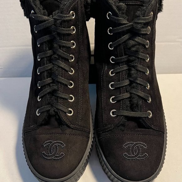 CHANEL INTERLOCKING LOGO LACE-UP BLACK SUEDE BOOTS W/ SHEARLING LINING - US 8.5 - Picture 1 of 11